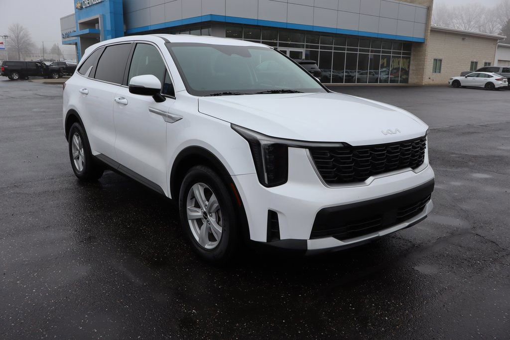 Used 2024 Kia Sorento LX image 2