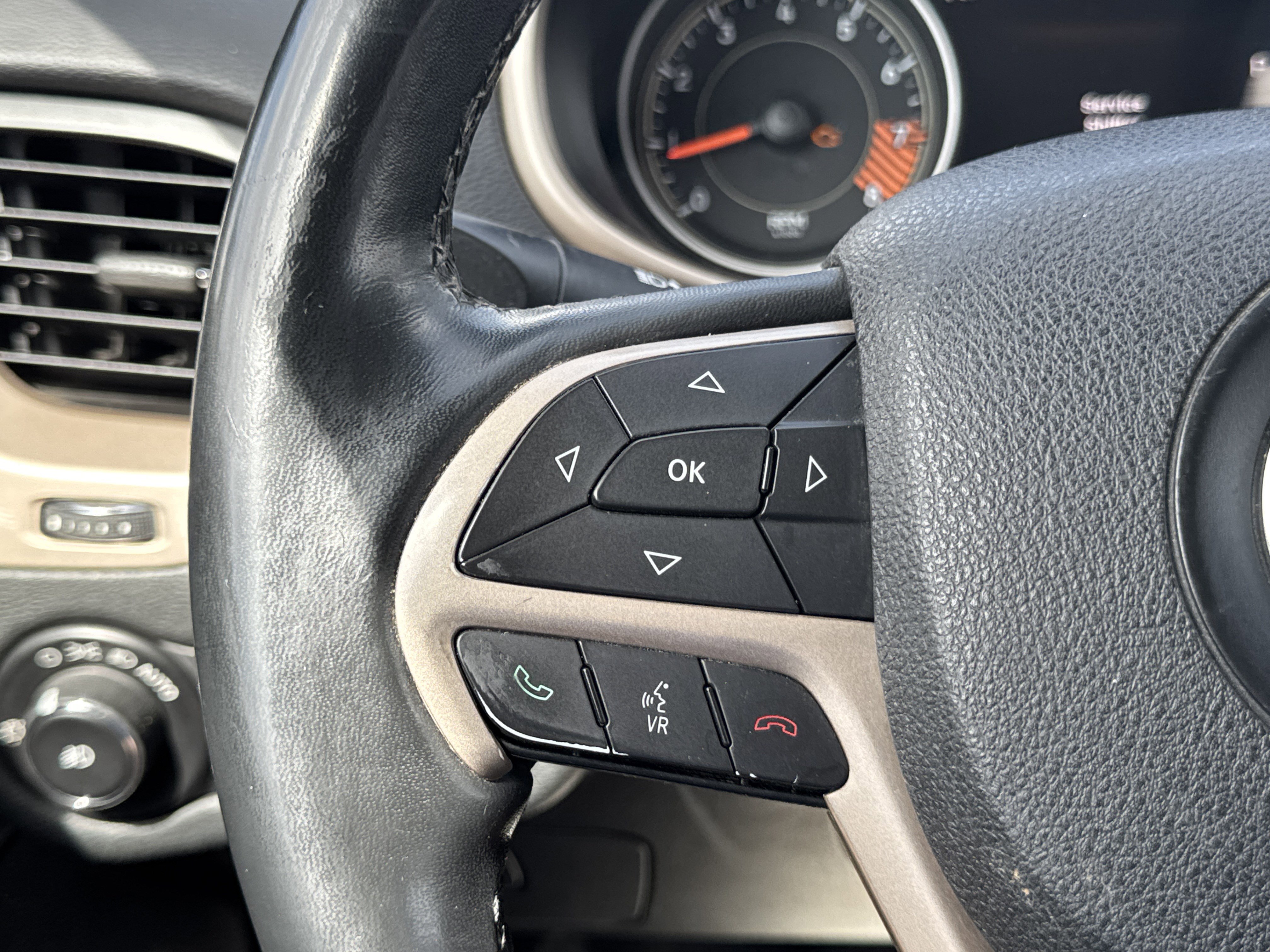 Used 2015 Jeep Cherokee Limited w/ Luxury Group AWD/4WD image 14