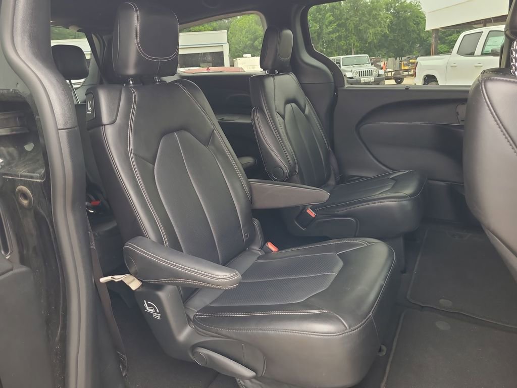 Used 2025 Chrysler Pacifica Select FWD image 28