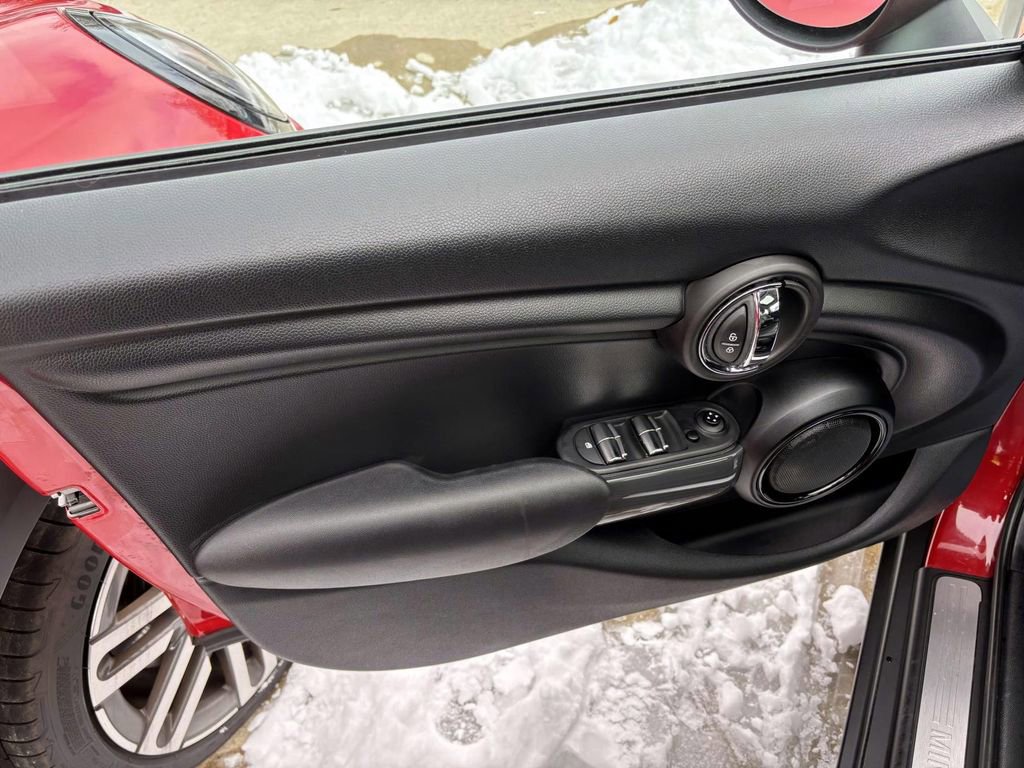 Used 2015 MINI Cooper 4-Door Hardtop image 8