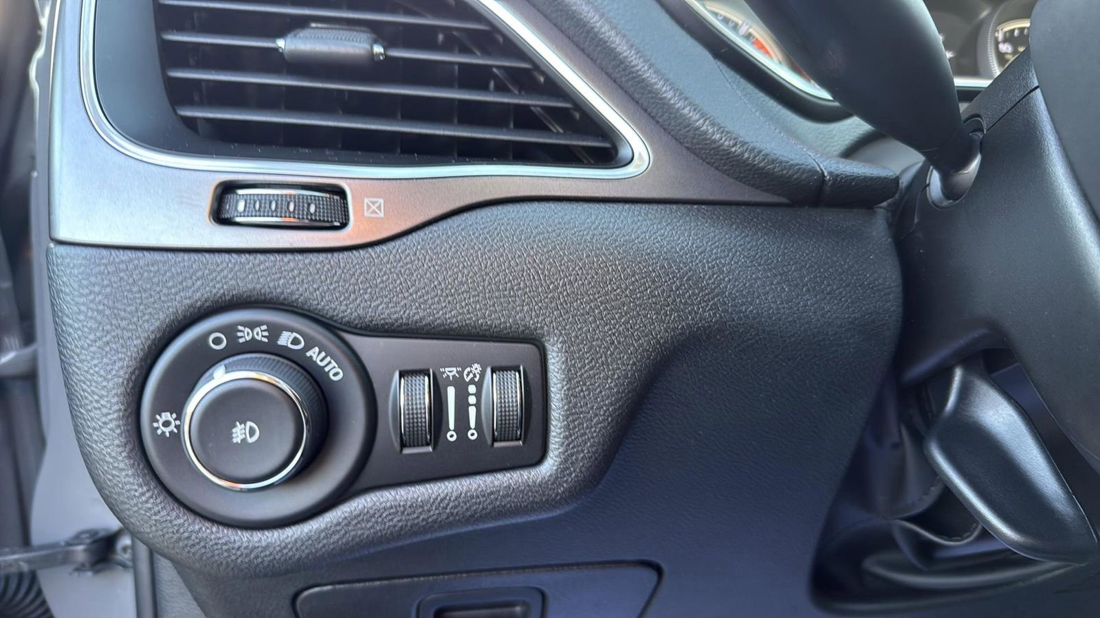 Used 2020 Jeep Cherokee Latitude Plus image 18