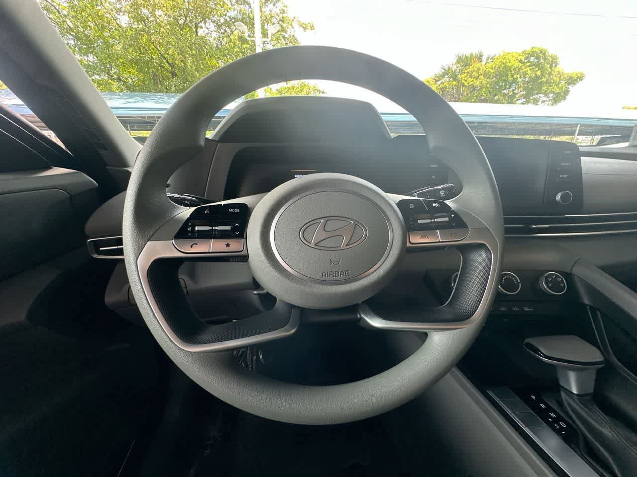 Used 2025 Hyundai Elantra SE FWD image 15