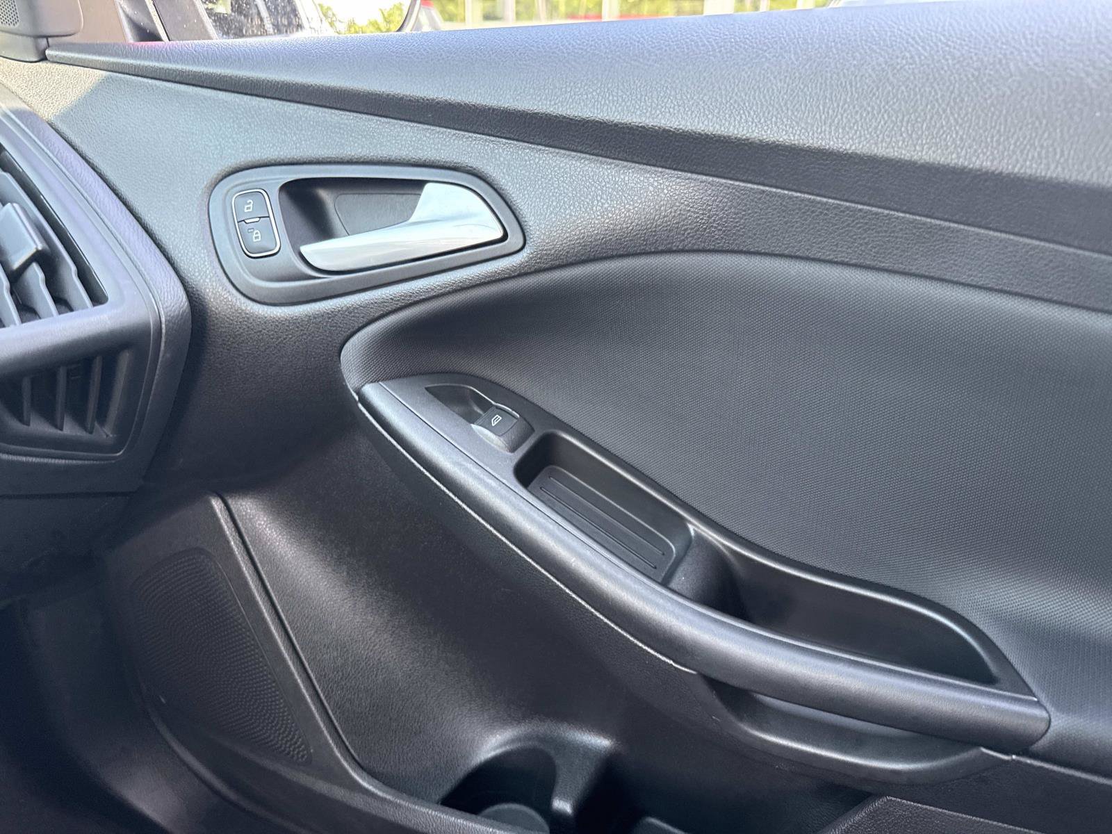 Used 2018 Ford Focus SE FWD image 24