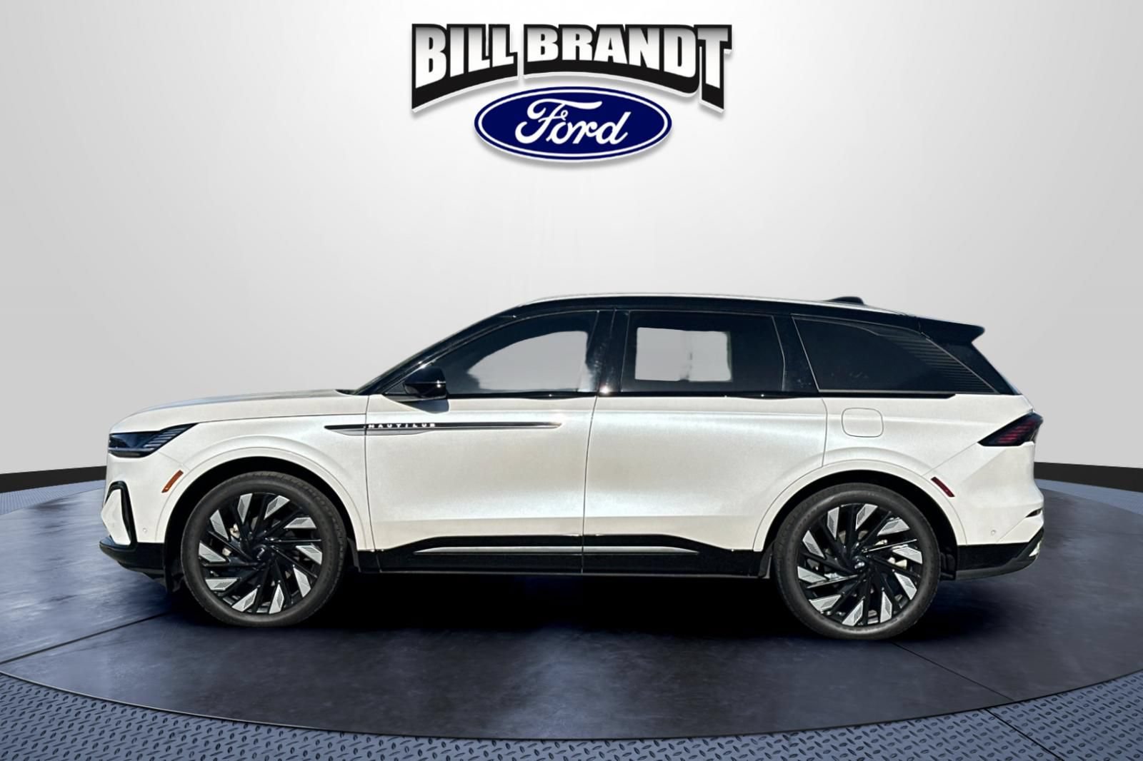 Used 2024 Lincoln Nautilus Reserve w/ Equipment Group 202A AWD/4WD image 6