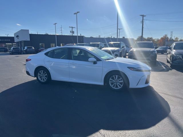 Used 2025 Toyota Camry LE image 3