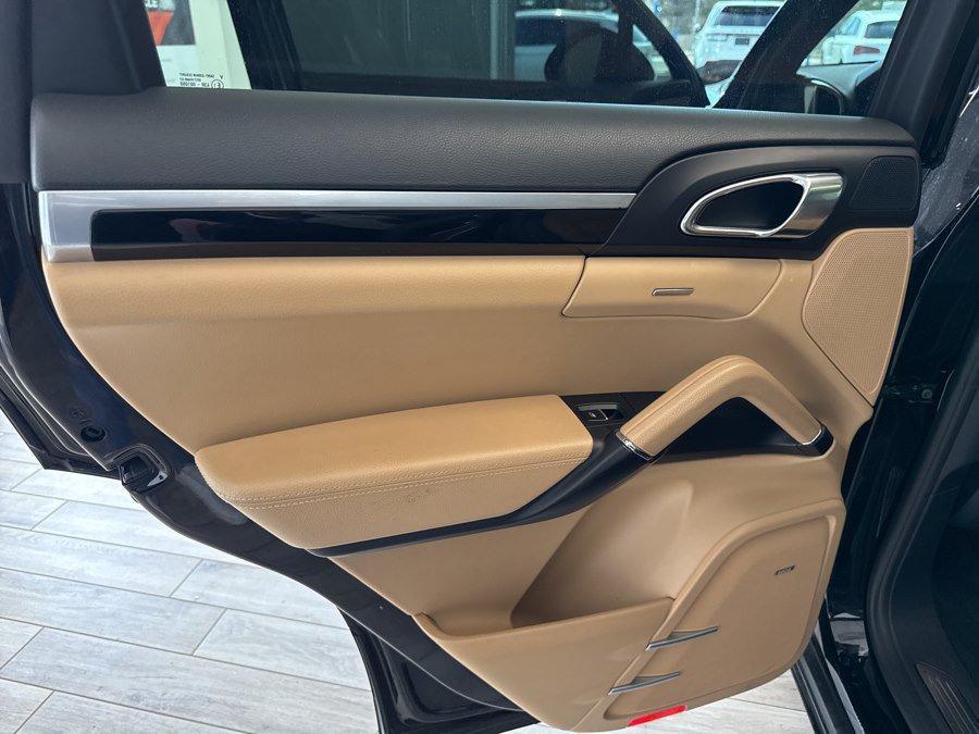 Used 2018 Porsche Cayenne Platinum Edition AWD/4WD image 9