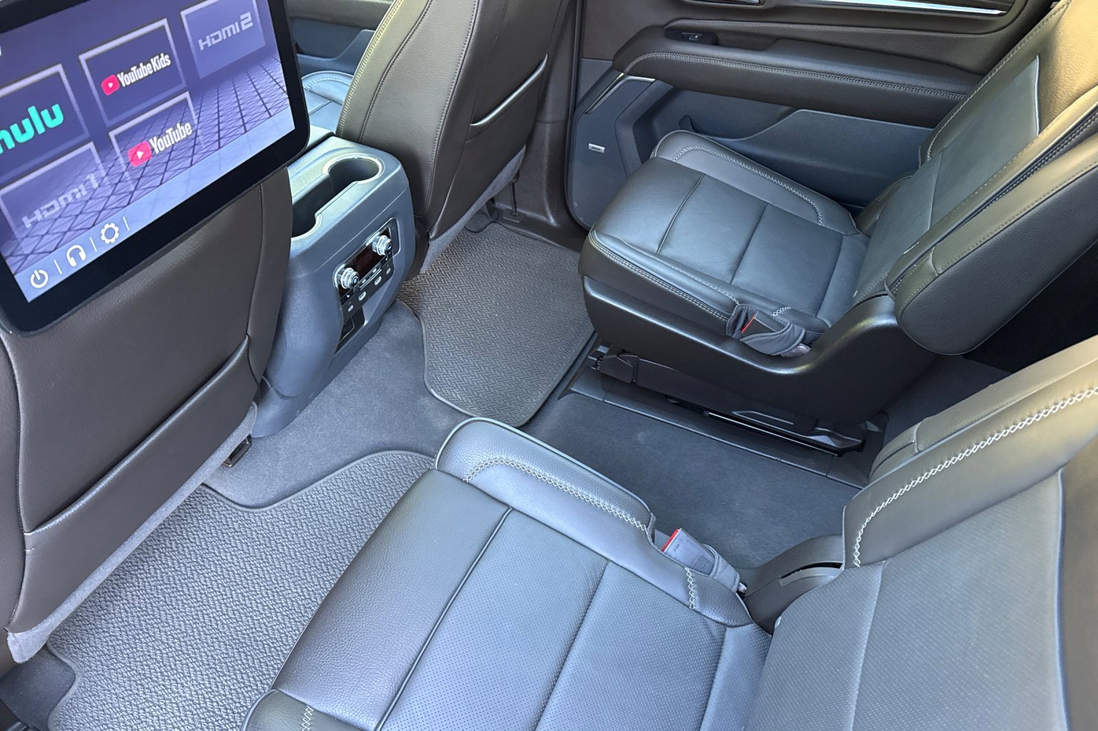 Used 2024 GMC Yukon XL Denali w/ Denali Reserve Package image 15