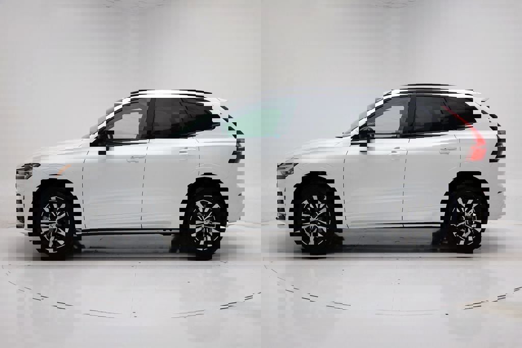 Used 2025 Volvo XC60 B5 Core image 6