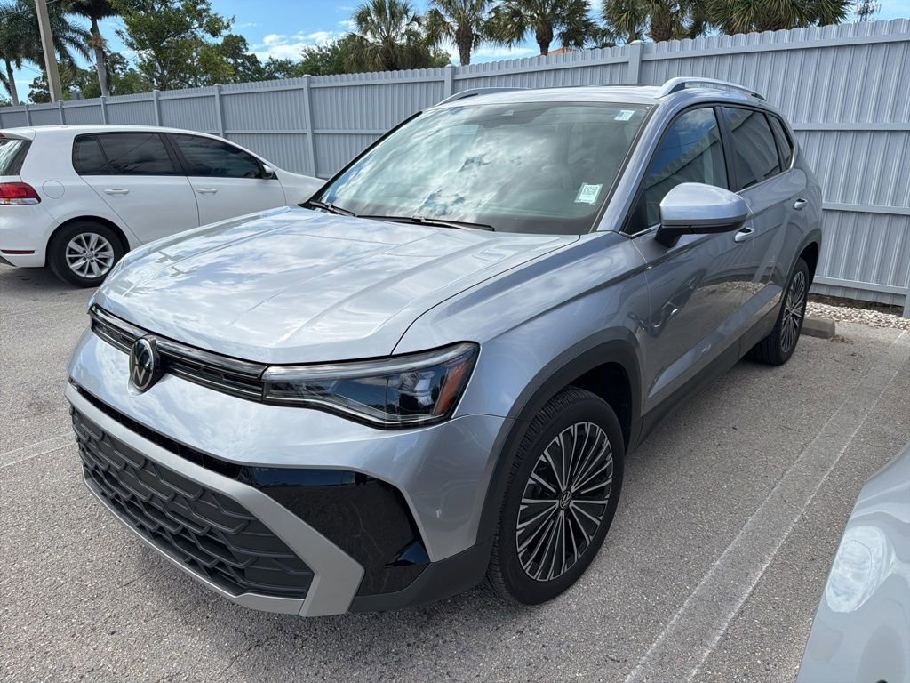 Used 2025 Volkswagen Taos SE w/ Panoramic Sunroof Package image 2