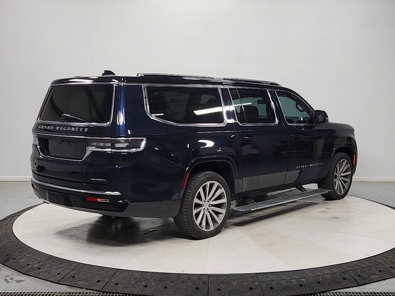 Used 2023 Jeep Grand Wagoneer L Series II w/ Convenience Group III AWD/4WD image 7