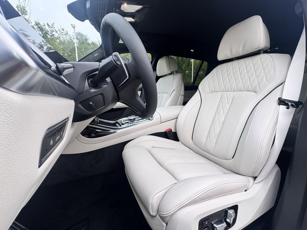 Used 2026 BMW X7 xDrive40i w/ Executive Package image 16
