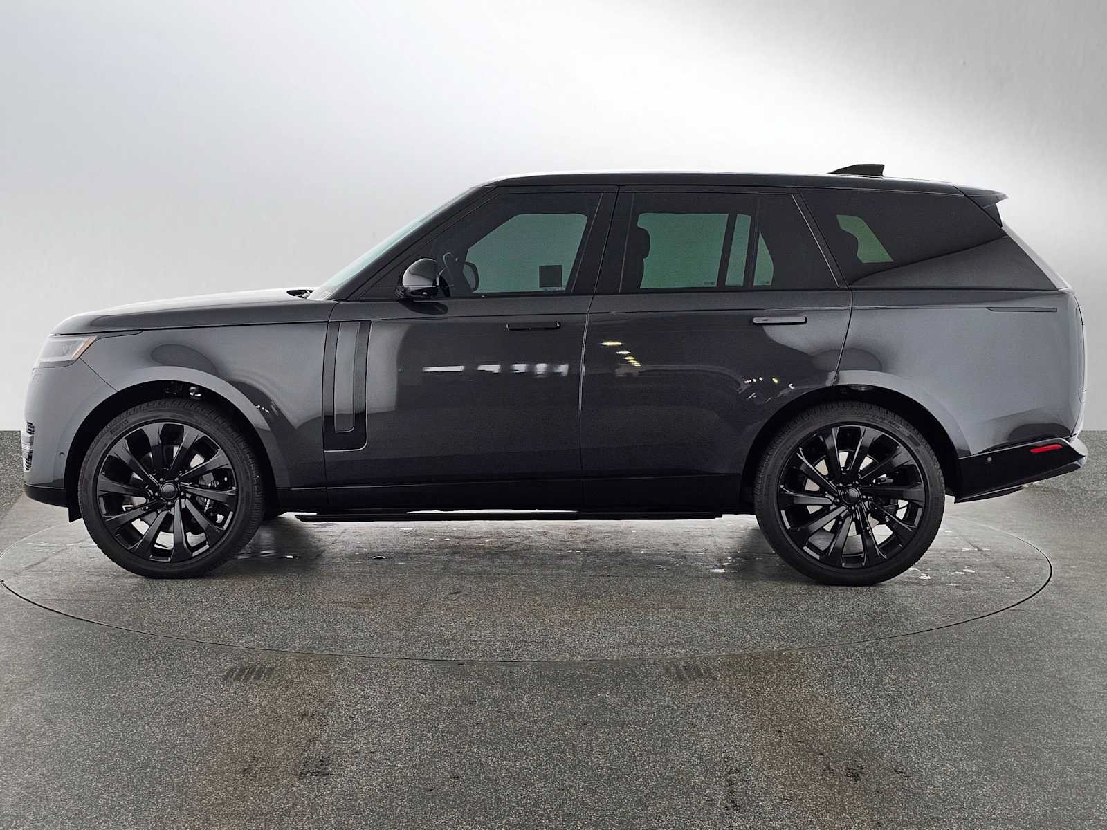Used 2025 Land Rover Range Rover SE AWD/4WD image 2