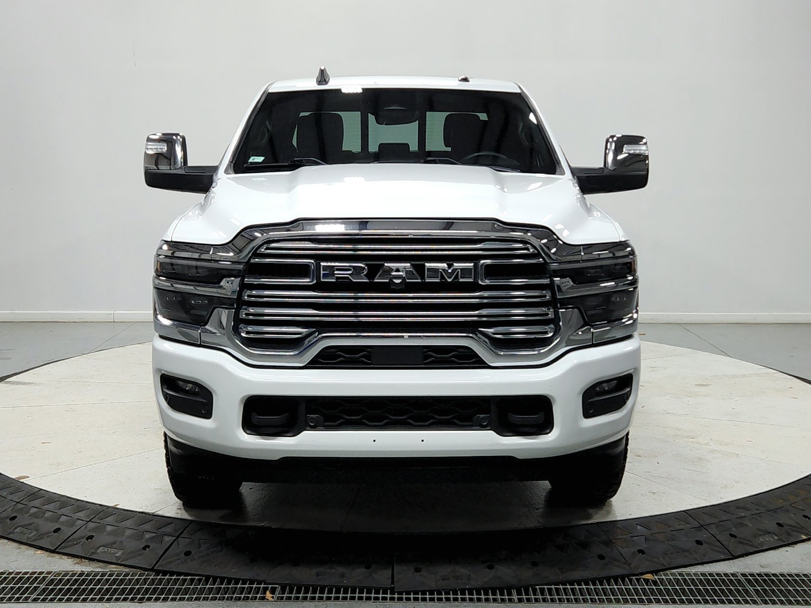 Used 2025 RAM 2500 Laramie AWD/4WD image 3