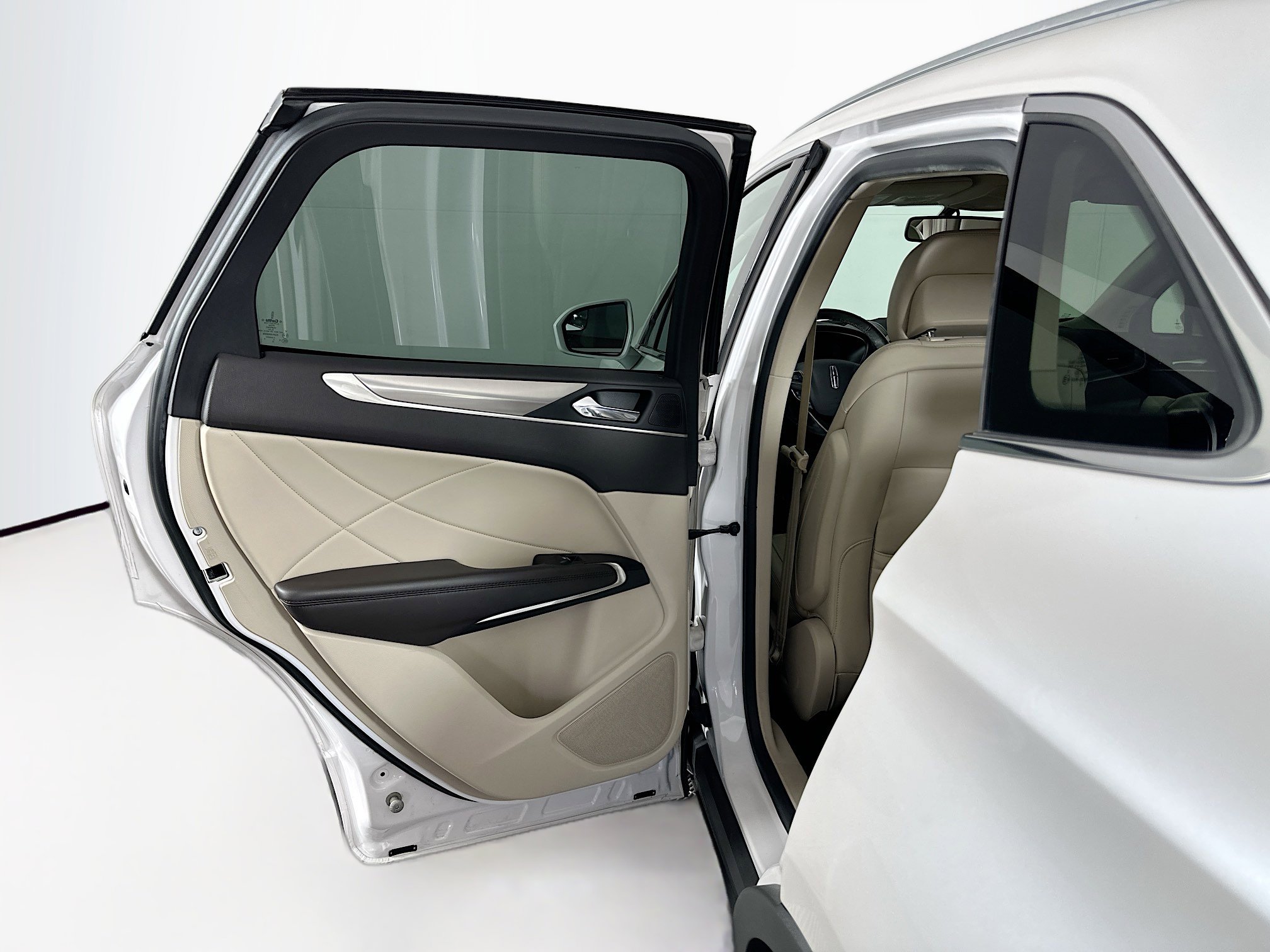 Used 2019 Lincoln MKC Premiere FWD image 24