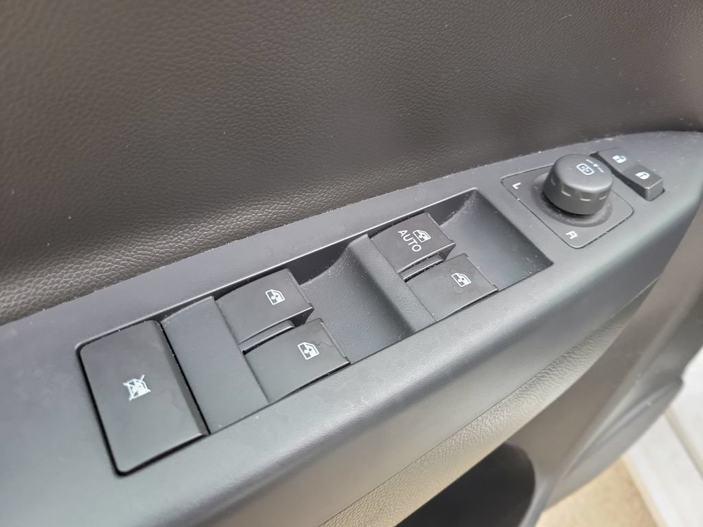 Used 2013 Chevrolet Captiva Sport LTZ FWD image 17