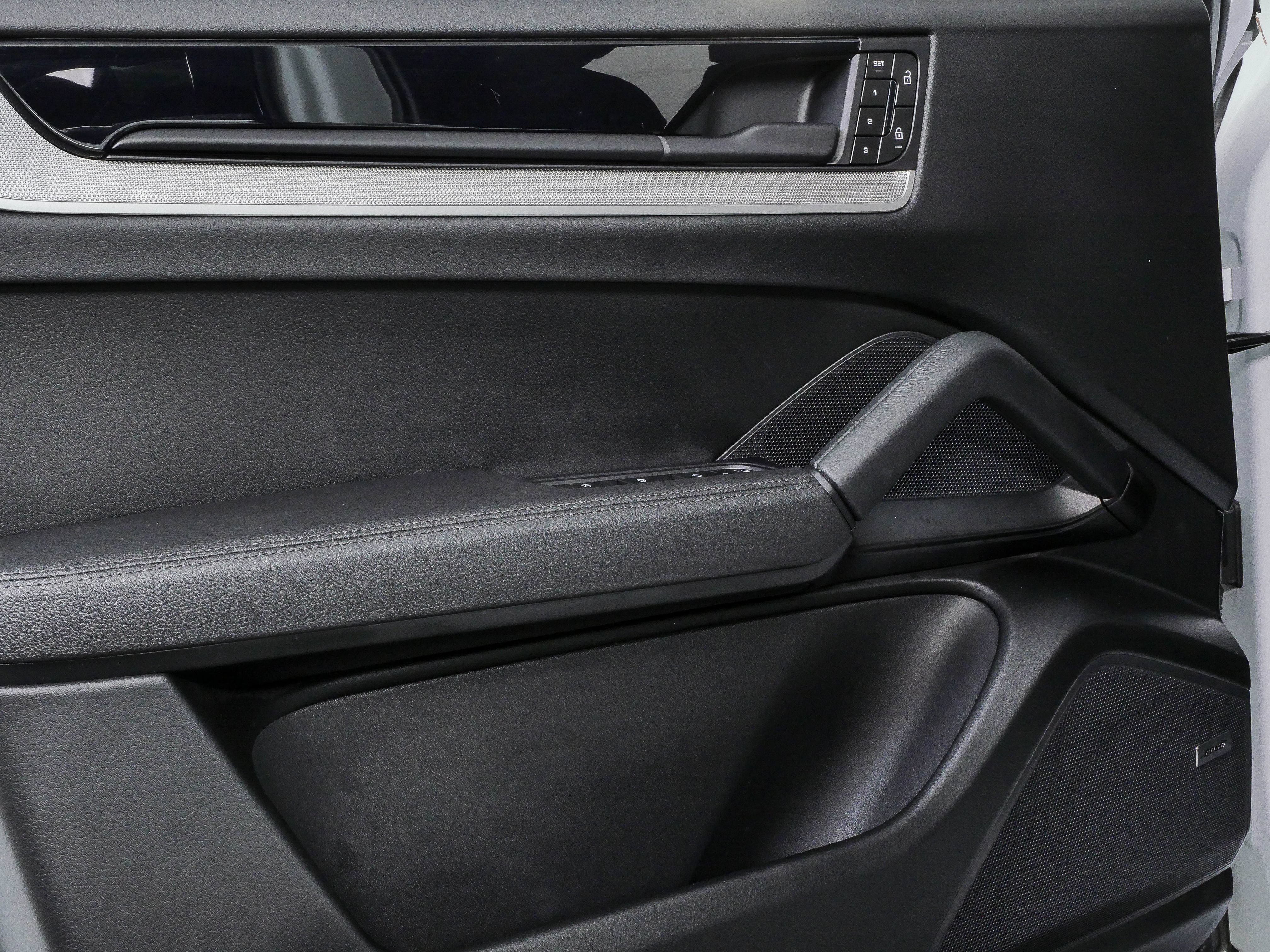 Certified 2025 Porsche Cayenne Coupe AWD/4WD image 6