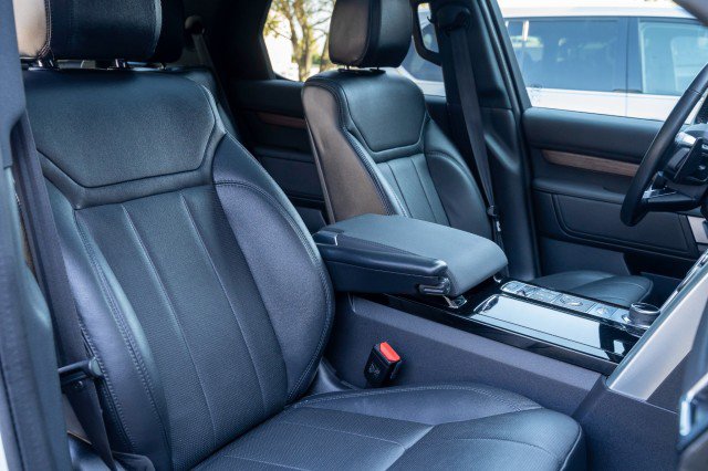 Used 2020 Land Rover Discovery HSE image 44