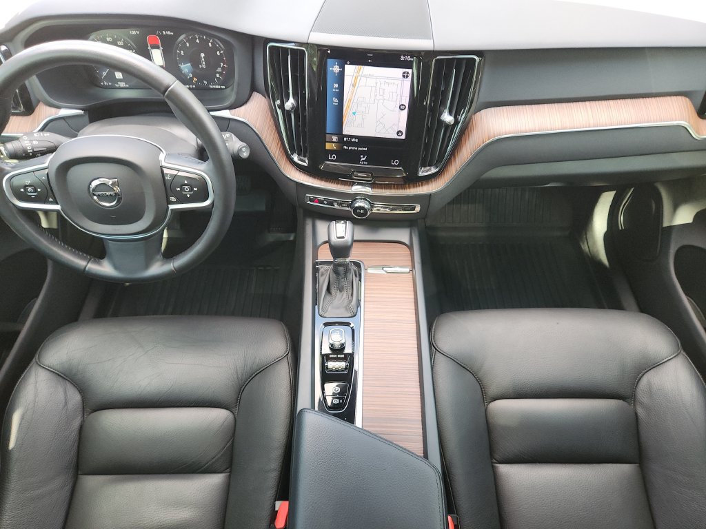 Used 2021 Volvo XC60 T5 Momentum w/ Premium Package FWD image 5