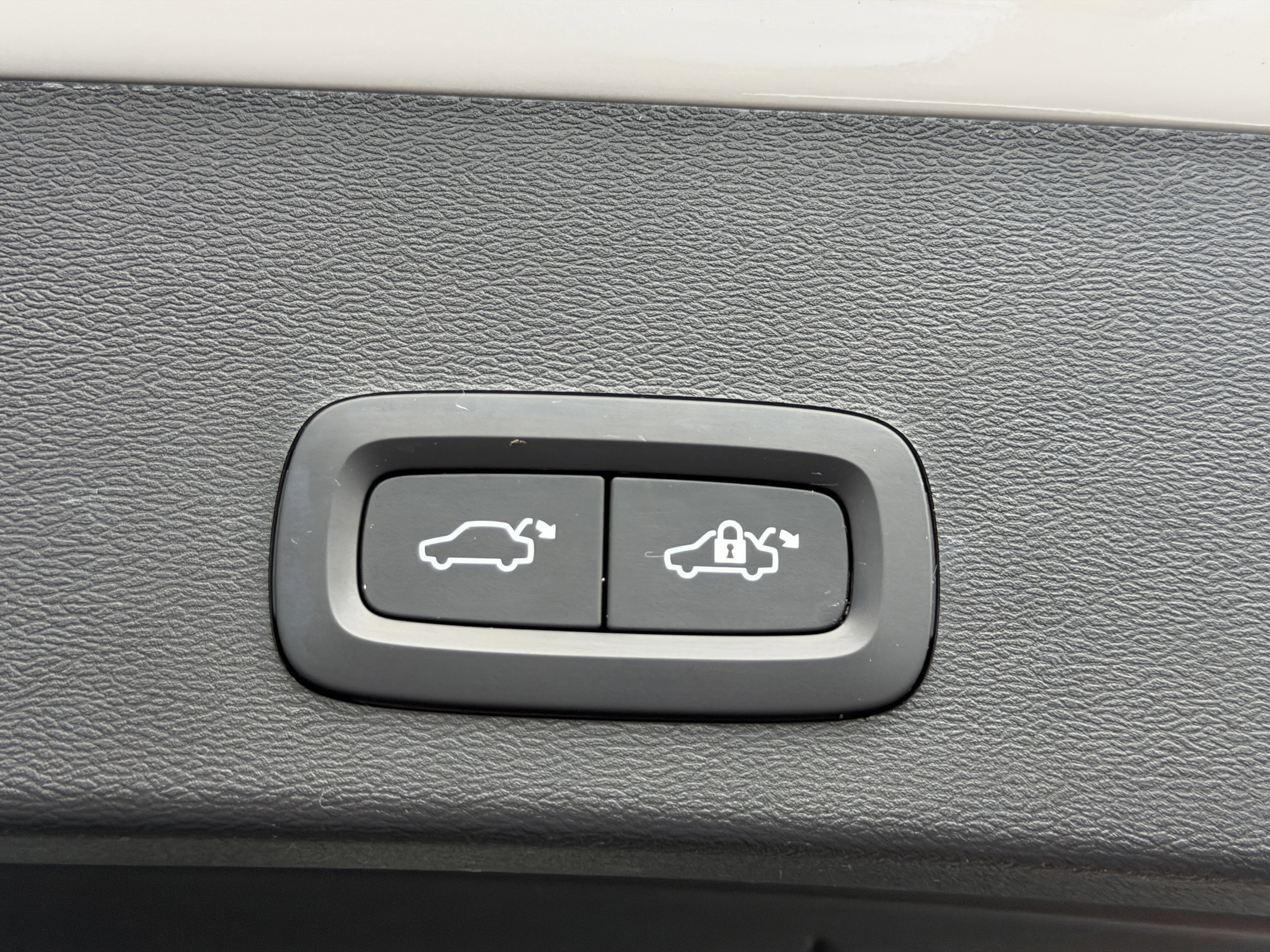 Certified 2023 Volvo XC40 B5 Plus w/ Protection Package Premier image 10