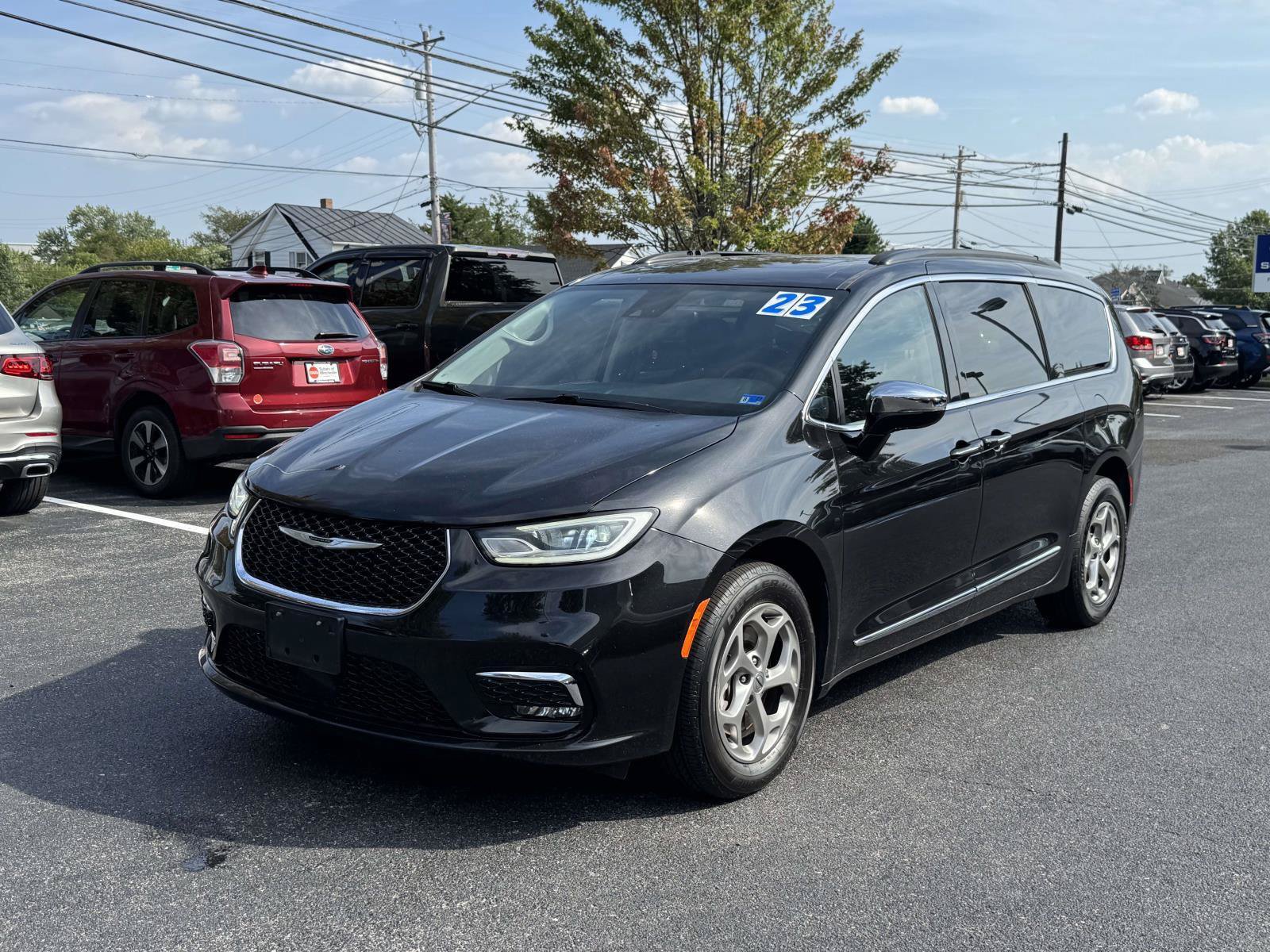 Used 2023 Chrysler Pacifica Limited w/ Uconnect Theater Family Group AWD/4WD image 4