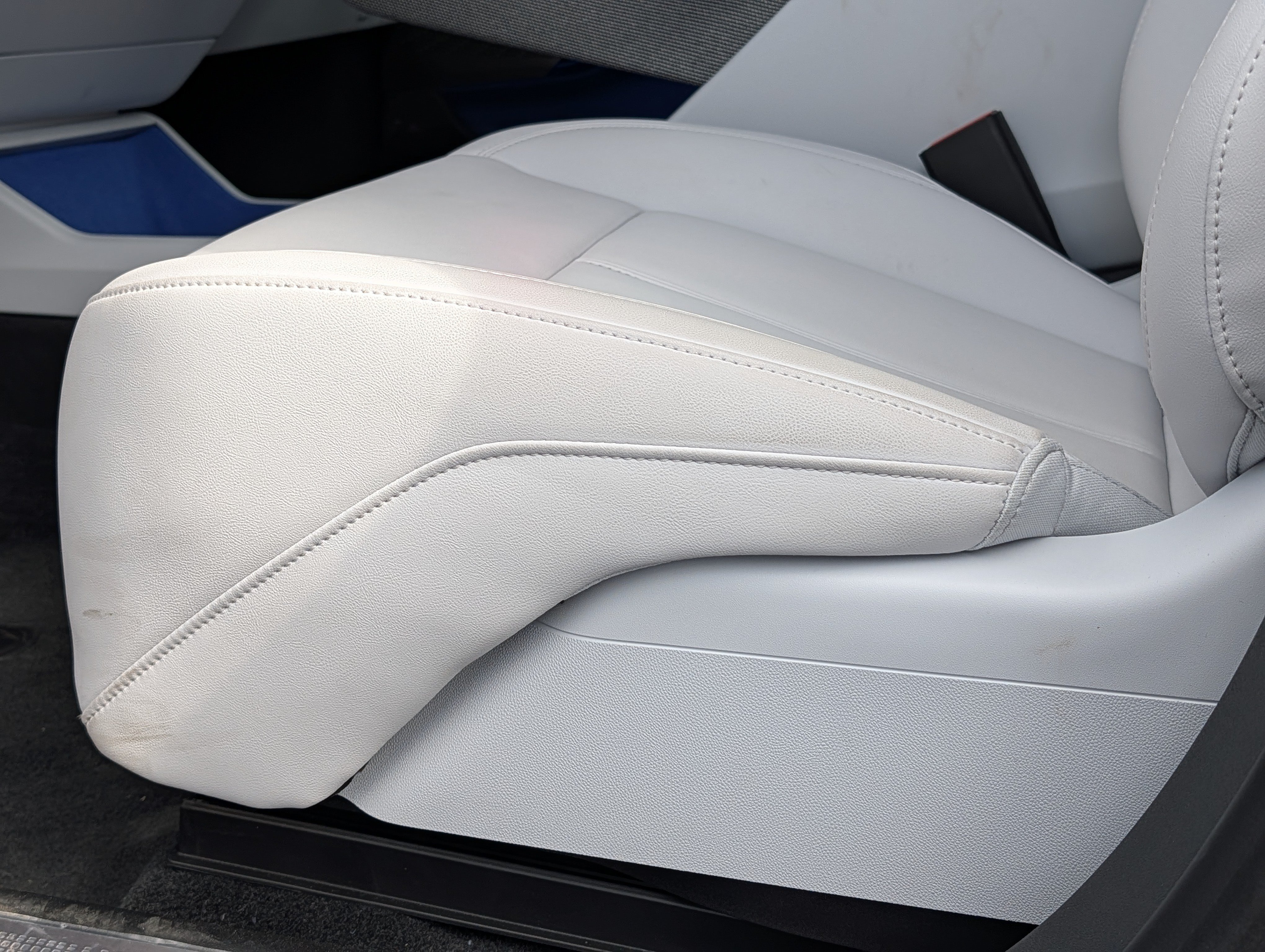 Used 2027 Cadillac Optiq Luxury w/ LPO, Floor Liner Package AWD/4WD image 19