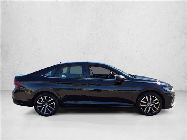 Used 2025 Volkswagen Jetta SE FWD image 4