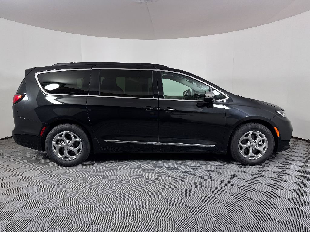 Used 2023 Chrysler Pacifica Limited FWD image 13