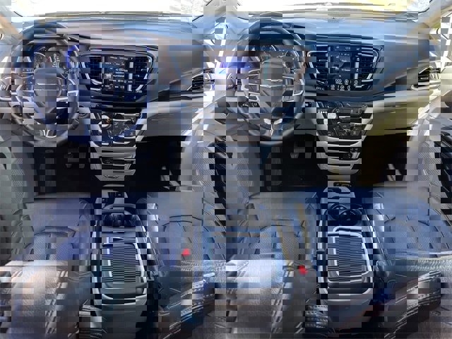 Used 2017 Chrysler Pacifica Touring-L Plus image 9