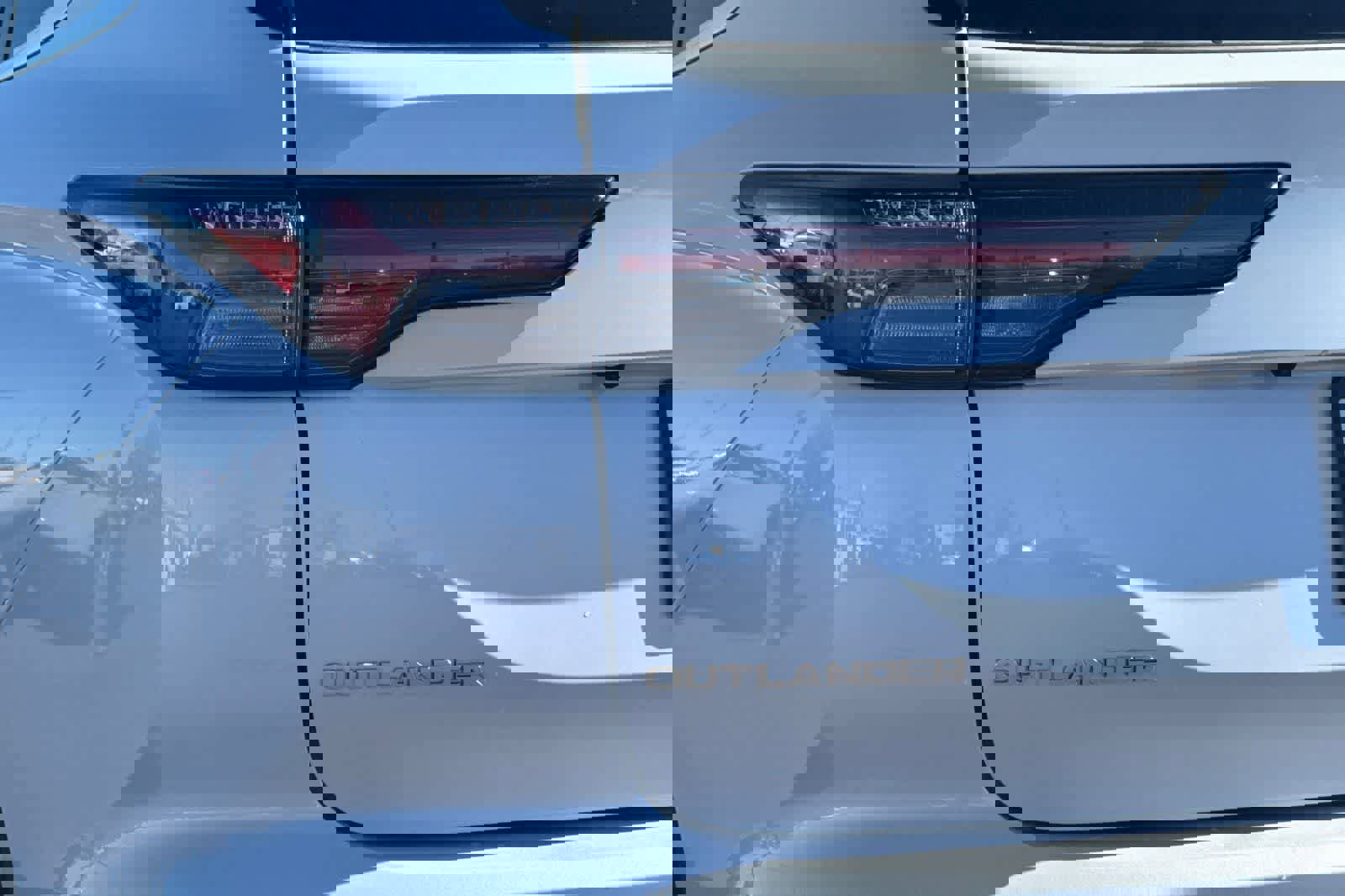 Used 2025 Mitsubishi Outlander SE image 32