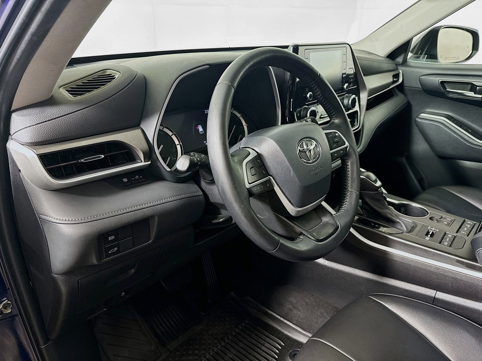 Used 2022 Toyota Highlander XLE image 9