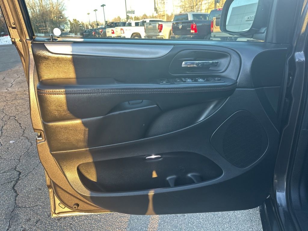 Used 2017 Dodge Grand Caravan GT image 12