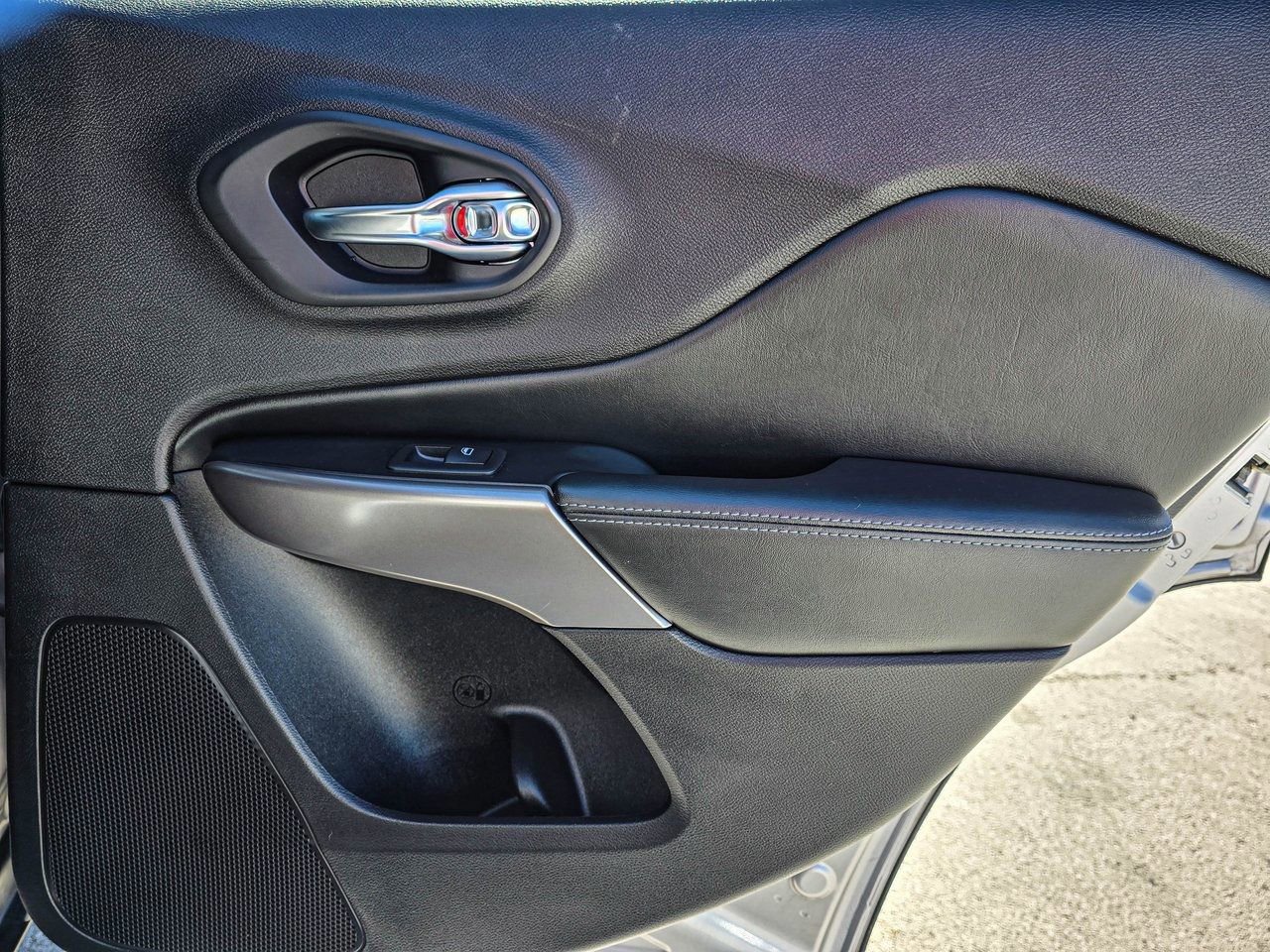 Used 2019 Jeep Cherokee Latitude Plus image 34