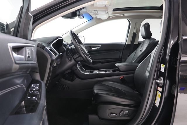 Used 2019 Ford Edge Titanium w/ Equipment Group 301A AWD/4WD image 16