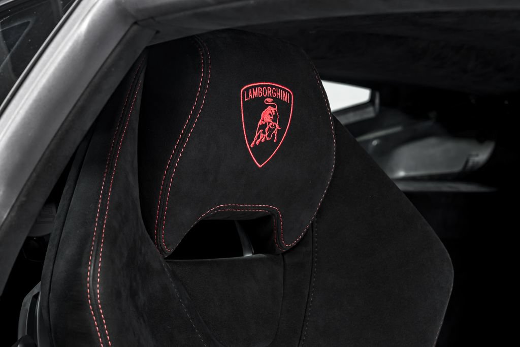 Used 2018 Lamborghini Huracan Performante AWD/4WD image 35