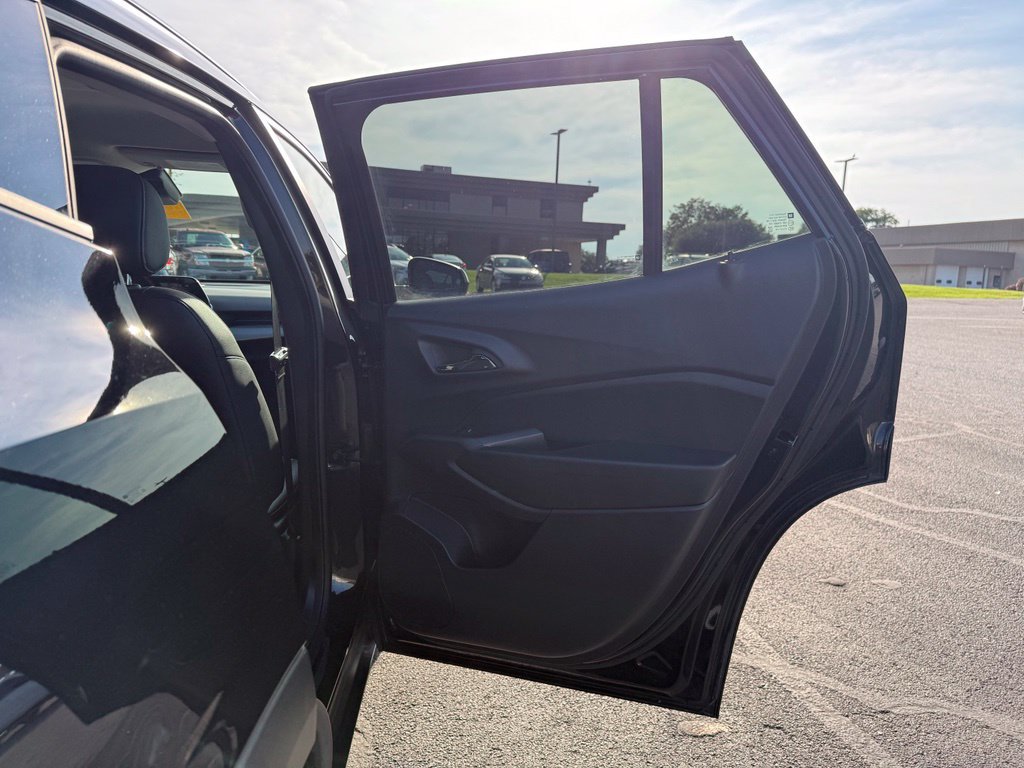 Used 2025 Chevrolet Trax LT FWD image 14