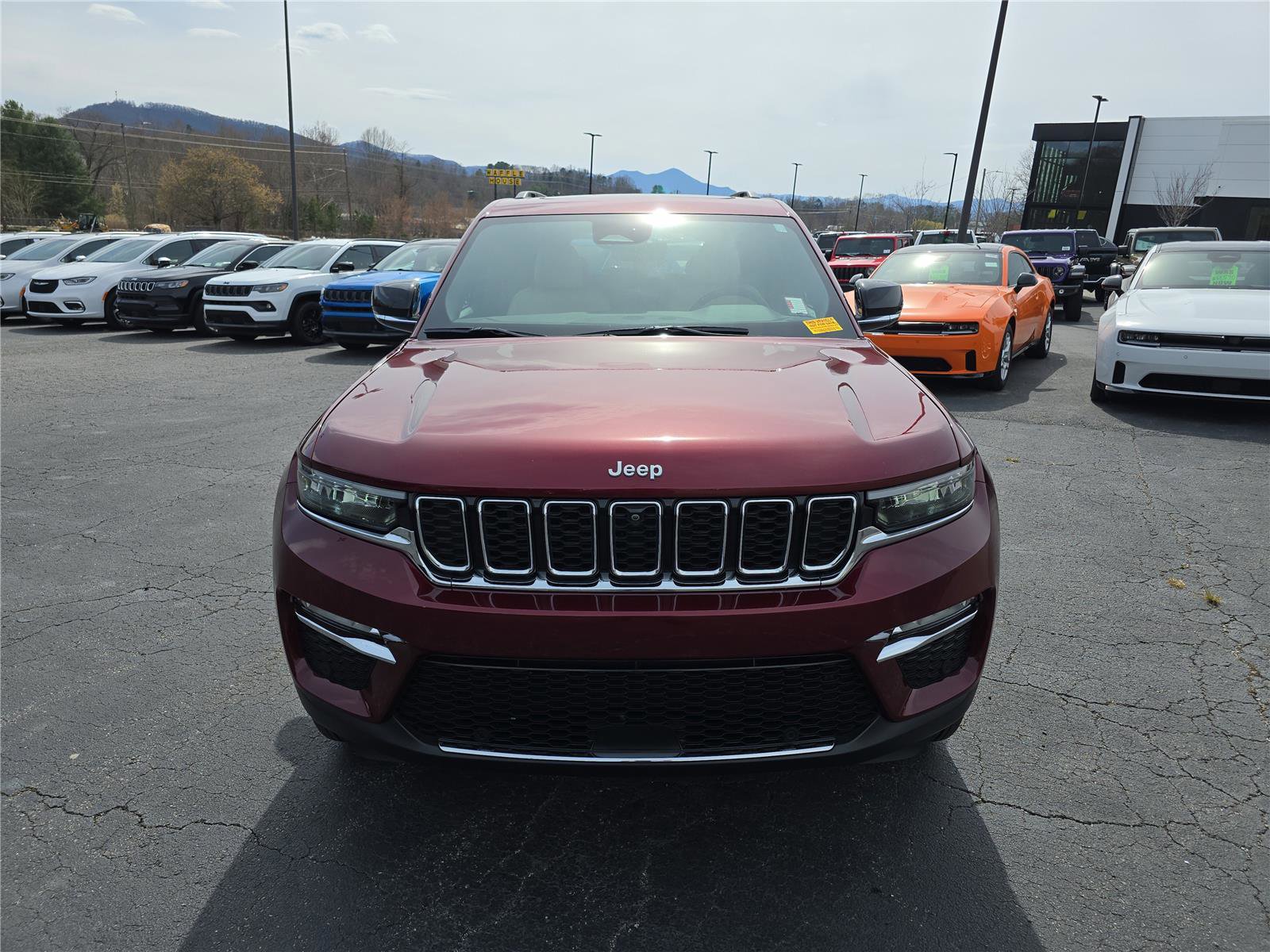 Used 2025 Jeep Grand Cherokee Limited w/ Luxury Tech Group II image 9