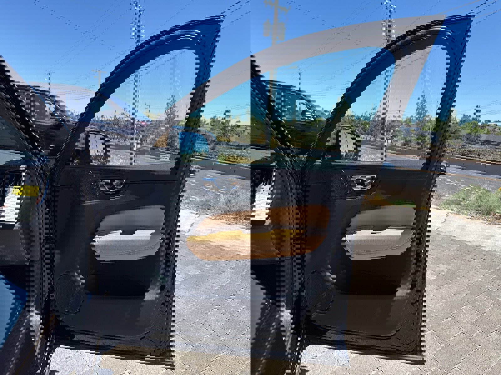 Certified 2025 Volvo XC60 B5 Ultra w/ Protection Package Premier image 15