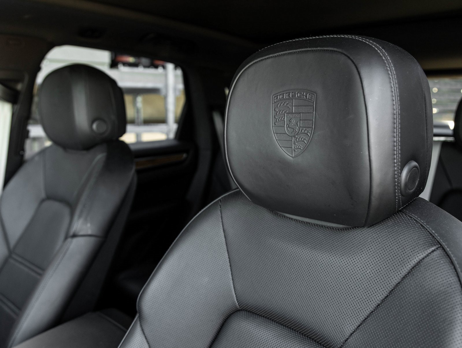 Certified 2023 Porsche Cayenne Platinum Edition image 23