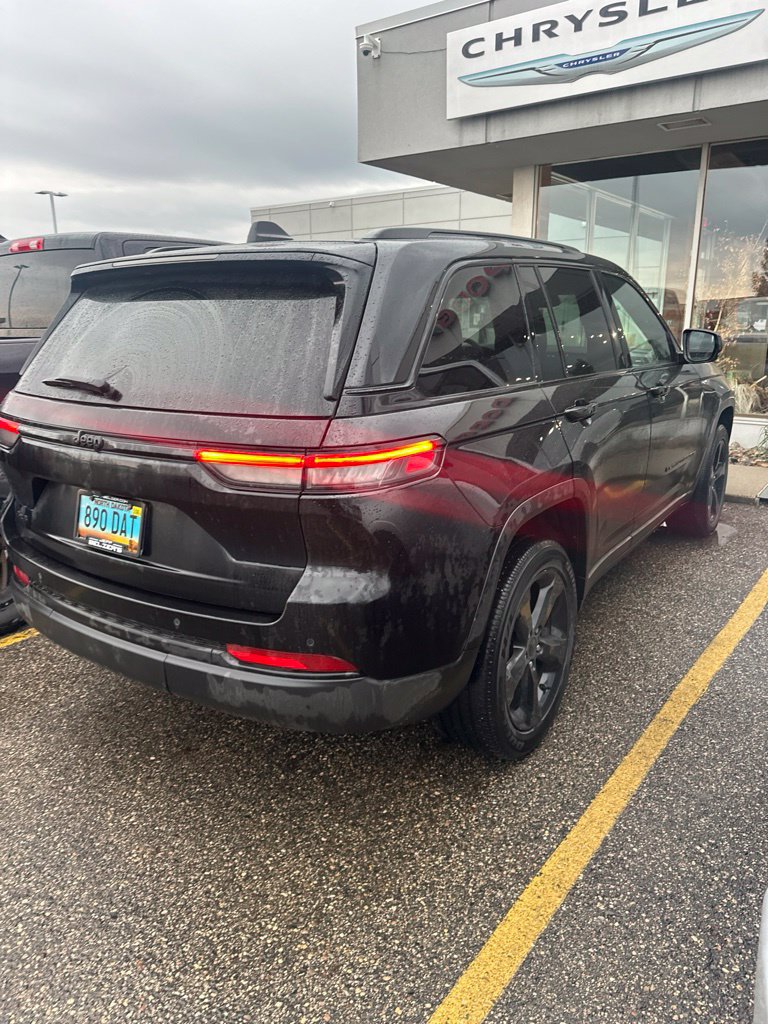 Used 2023 Jeep Grand Cherokee Altitude AWD/4WD image 2