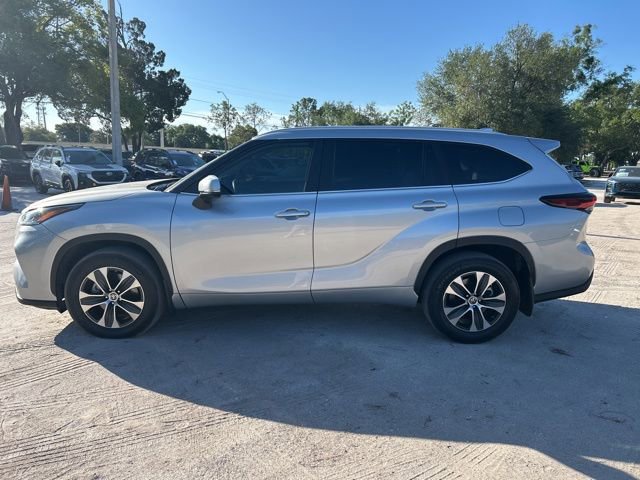 Used 2024 Toyota Highlander XLE AWD/4WD image 17