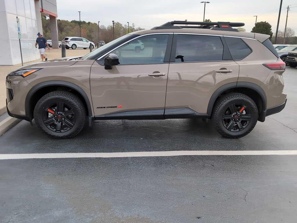 Used 2025 Nissan Rogue SV image 2