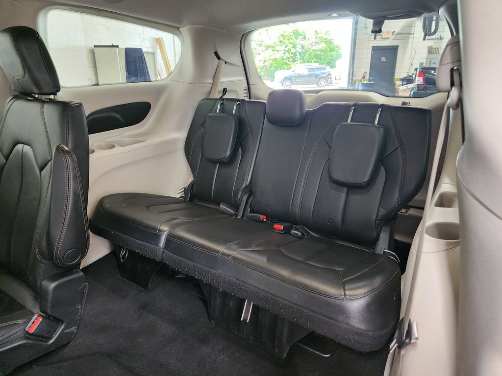 Used 2017 Chrysler Pacifica Touring-L FWD image 26