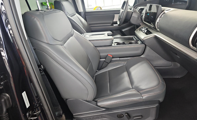 Used 2025 Ford Expedition Active AWD/4WD image 14