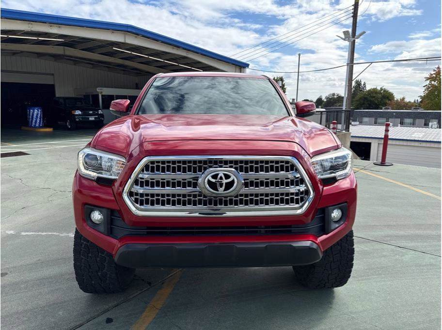 Used 2017 Toyota Tacoma TRD Off-Road image 3