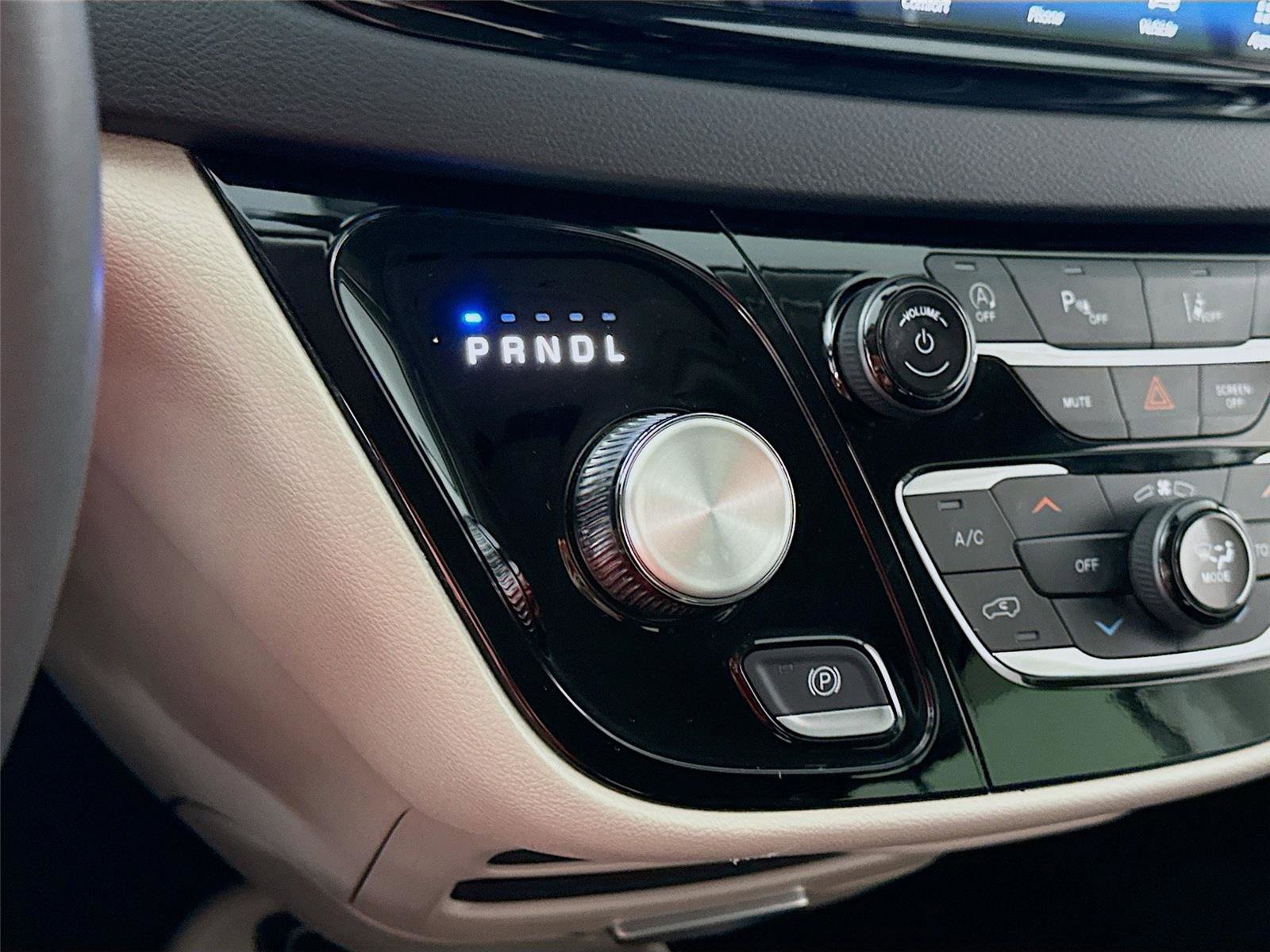 Used 2023 Chrysler Pacifica Touring-L image 10