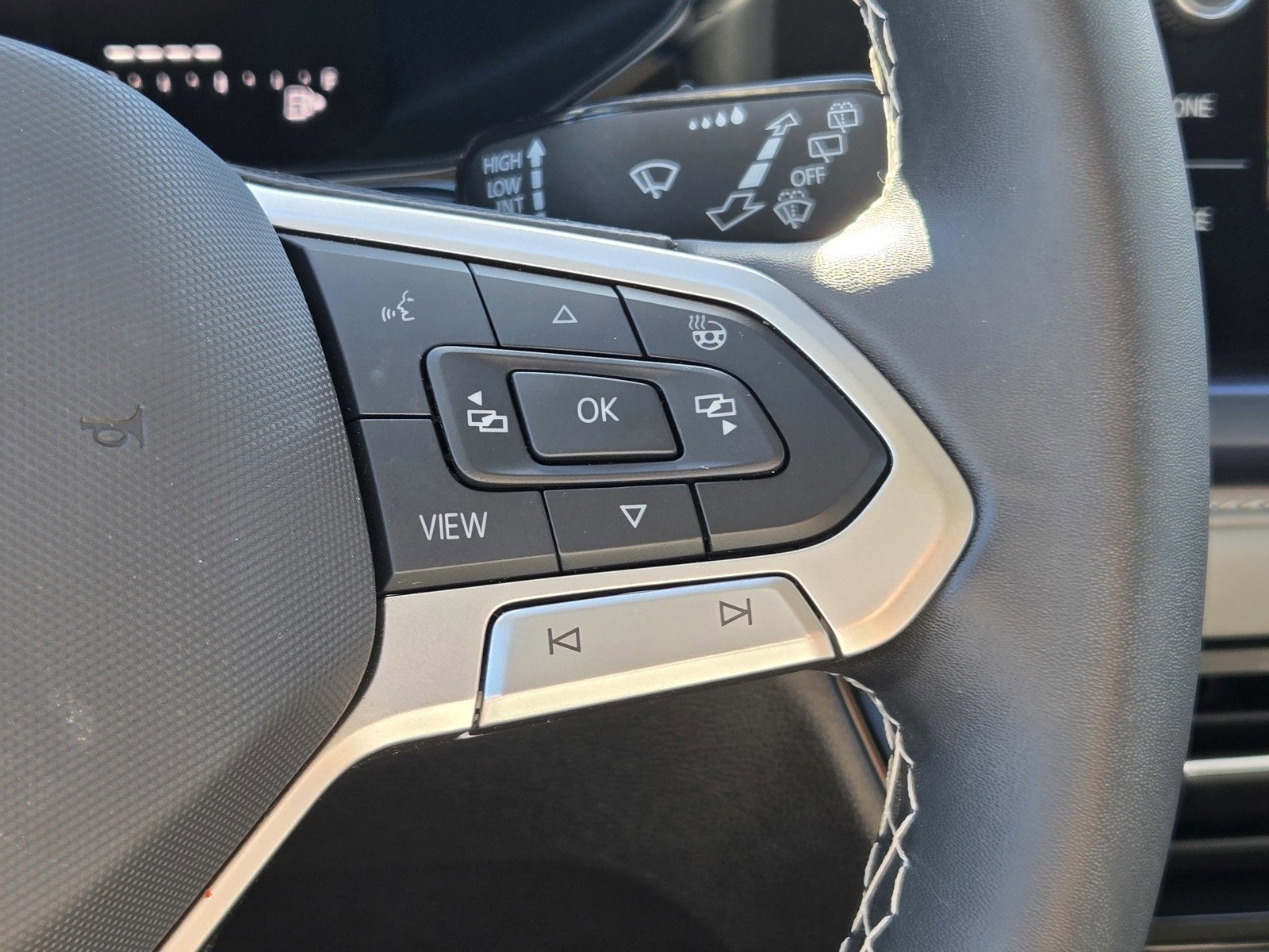 Used 2024 Volkswagen Taos SE w/ Panoramic Sunroof Package image 18