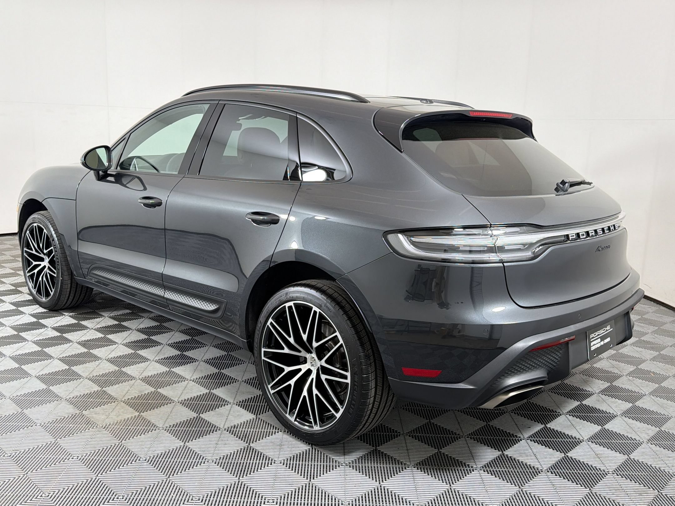 Certified 2026 Porsche Macan AWD/4WD image 3
