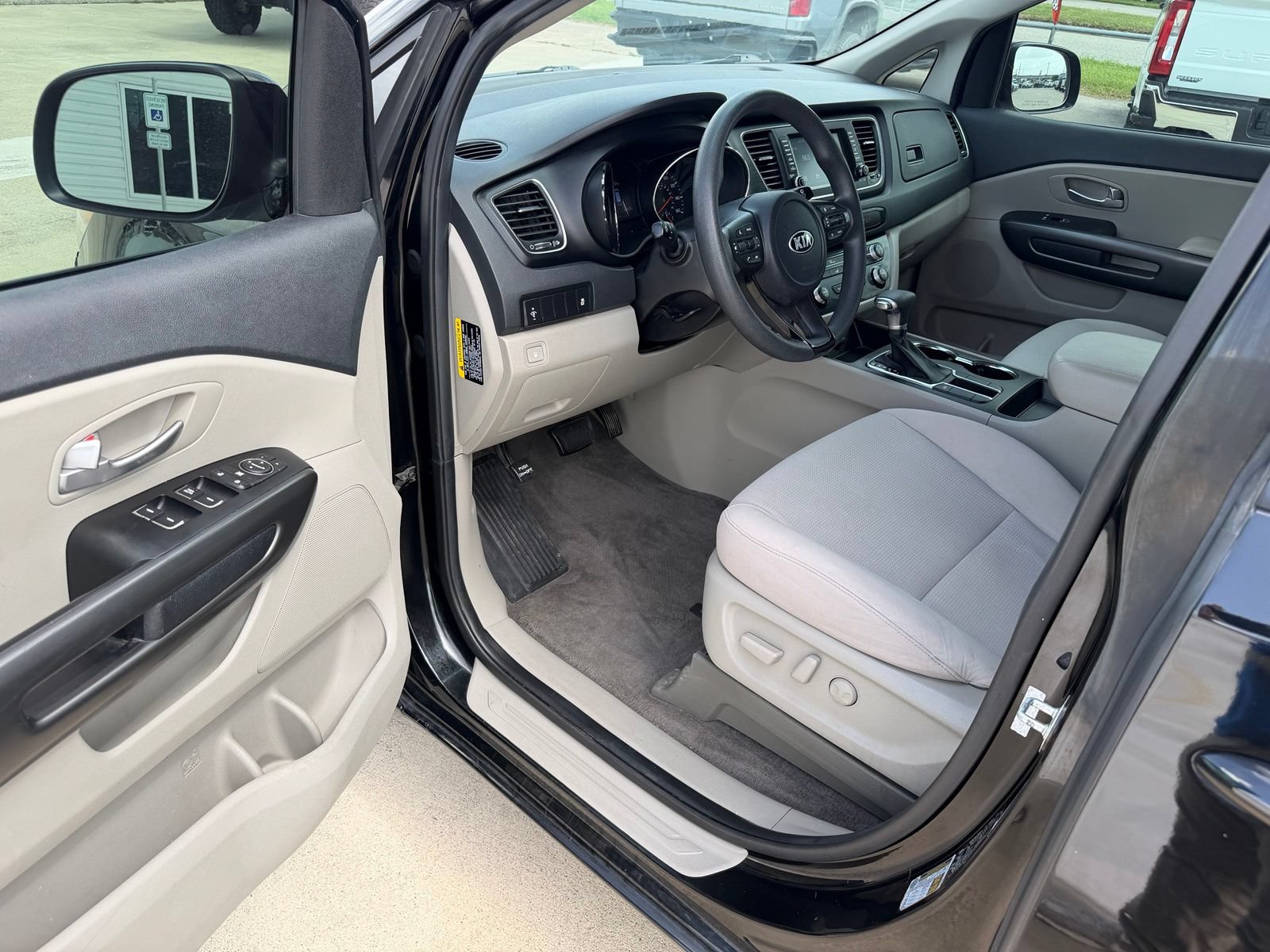 Used 2021 Kia Sedona LX FWD image 17