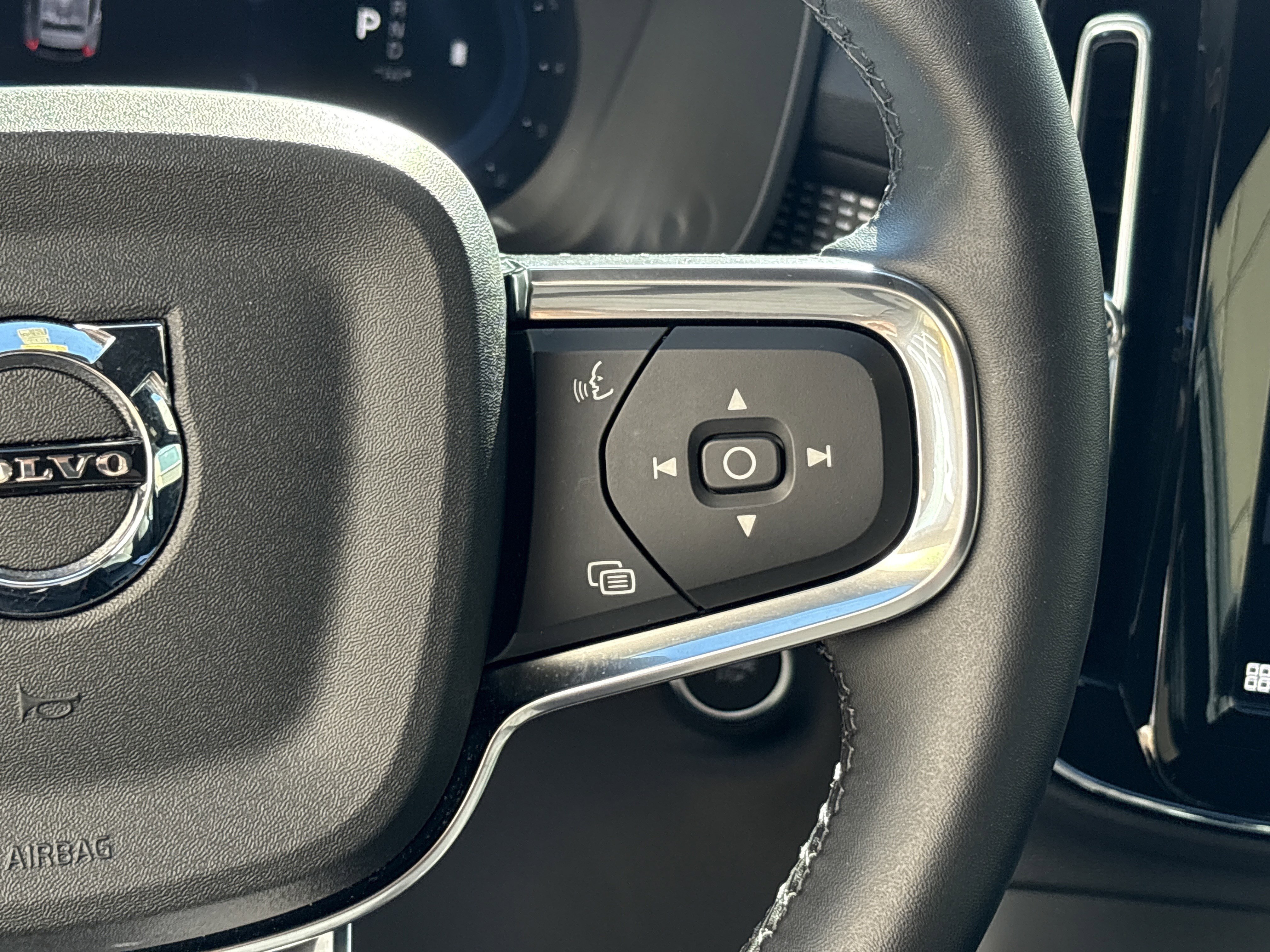 Certified 2025 Volvo XC40 B5 Plus image 19