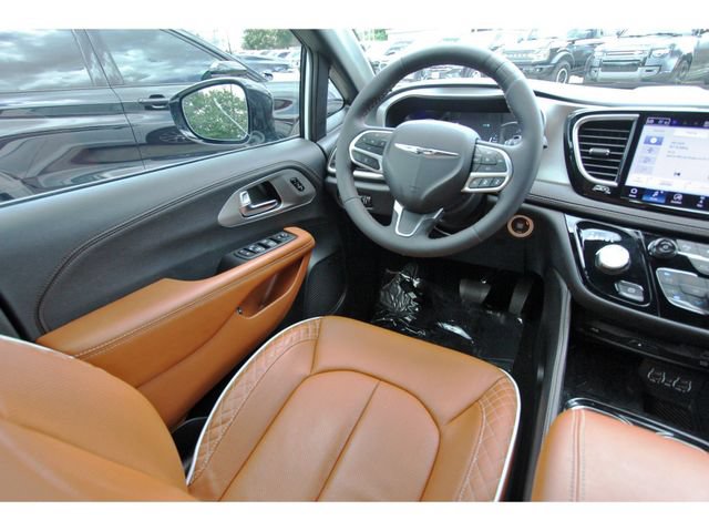 Used 2025 Chrysler Pacifica Pinnacle FWD image 7